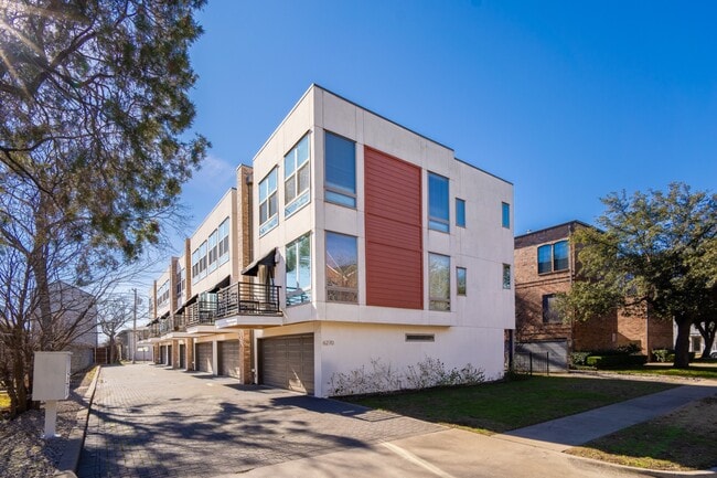 Building Photo - 2 Bed Option in East Dallas Townhome off Greenville Lakewood Neighborhood