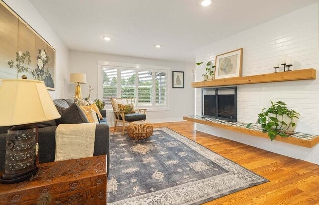 Photo - 2461 Warwick St