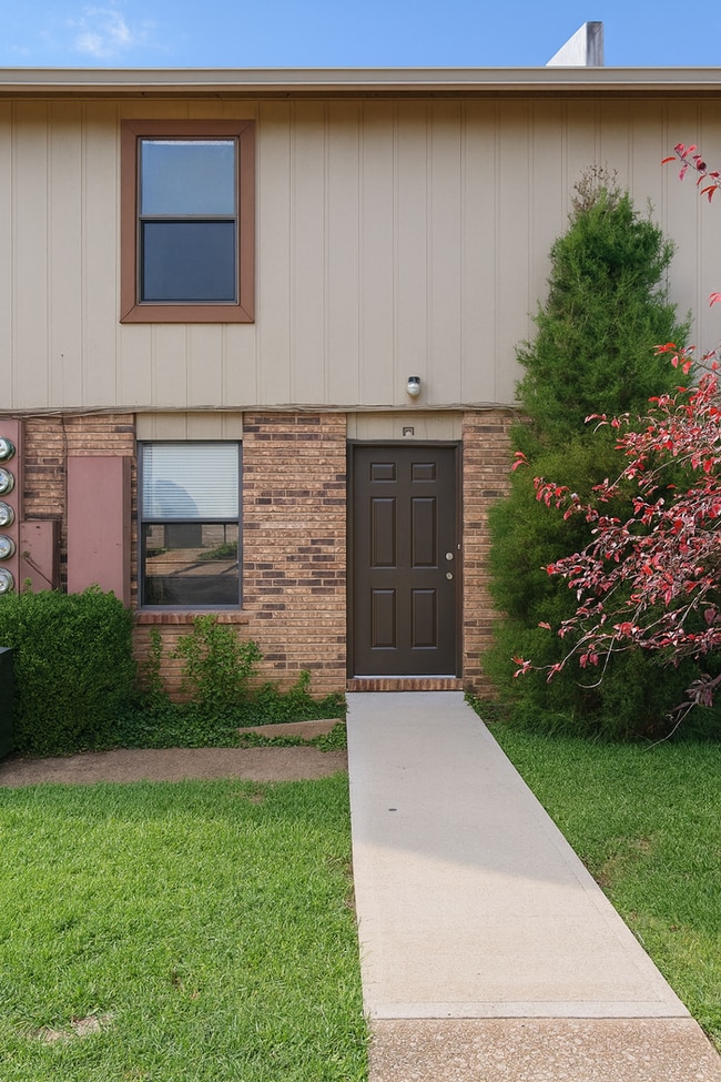 Building Photo - 2512 Elmwood Pkwy Rental