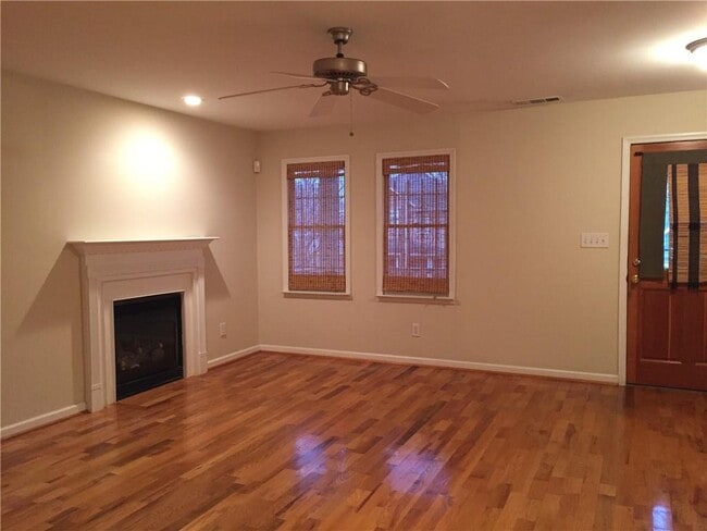 Photo - 685 Garibaldi St SW