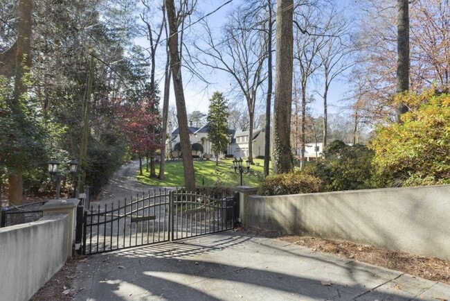 Photo - 712 W Paces Ferry Rd NW