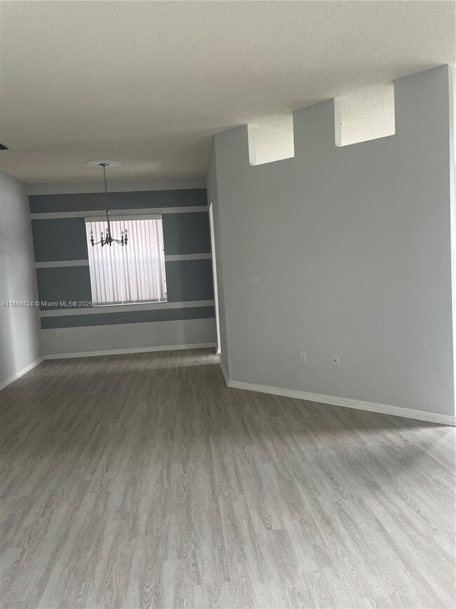 Photo - 575 SE 29th Dr