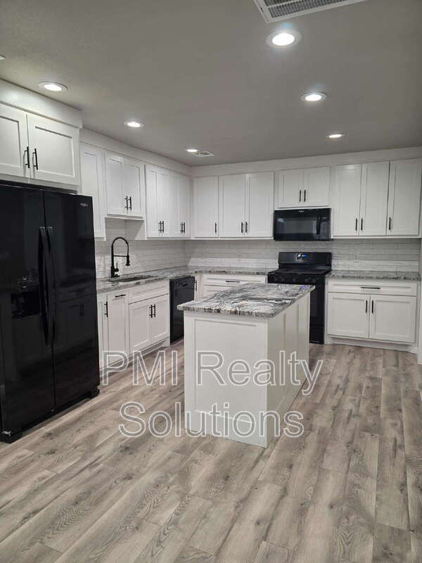 Photo - 3947 W 8th St