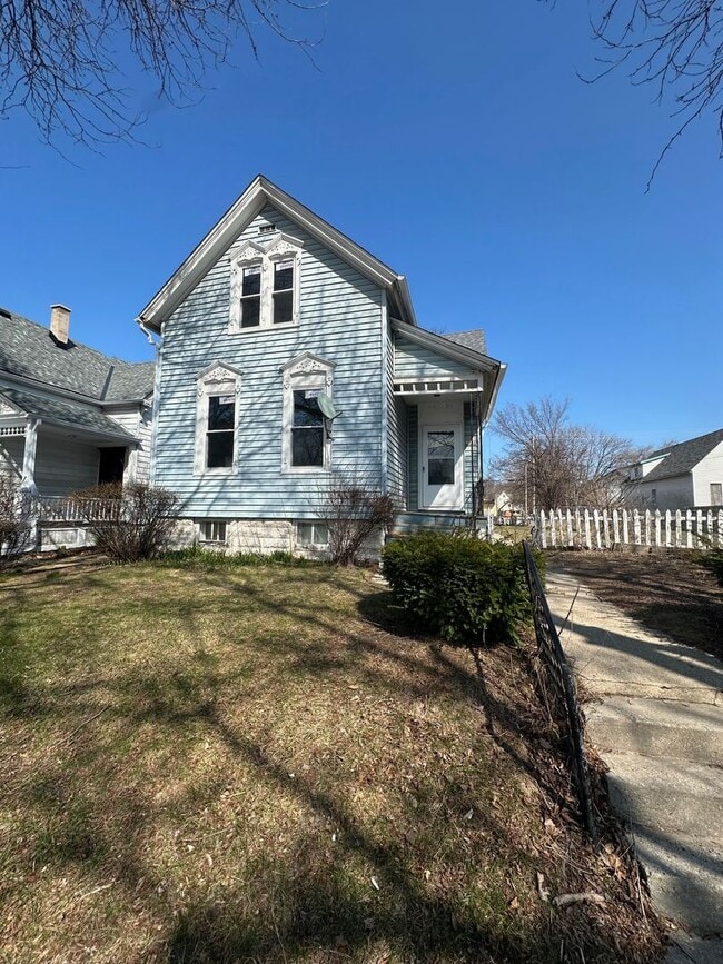 Building Photo - Vel R Phillips Unit Upper