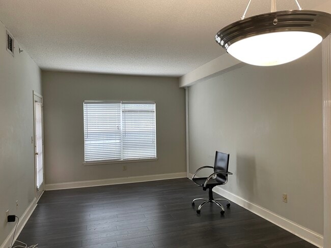 Building Photo - 1075 Peachtree Walk NE Unit A