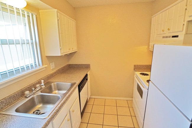 1BR, 1BA - 752SF - Classic Kitchen
