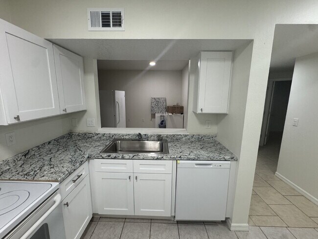 Photo - "Charming 3-Bed, 2-Bath Gem in Riverview –... Apartamento Unidad #102