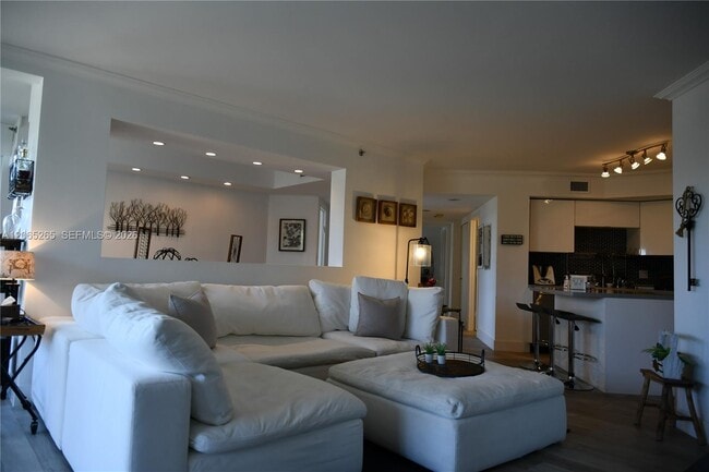 Photo - 1000 E Island Blvd Unit 303