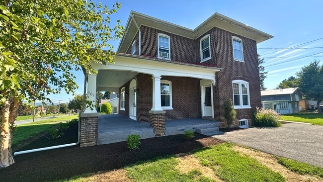 Photo - 901 N State St