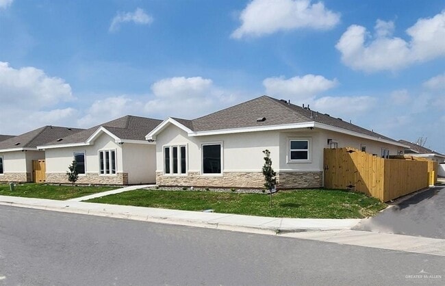 Building Photo - 11 Clarence Dr Unit 3