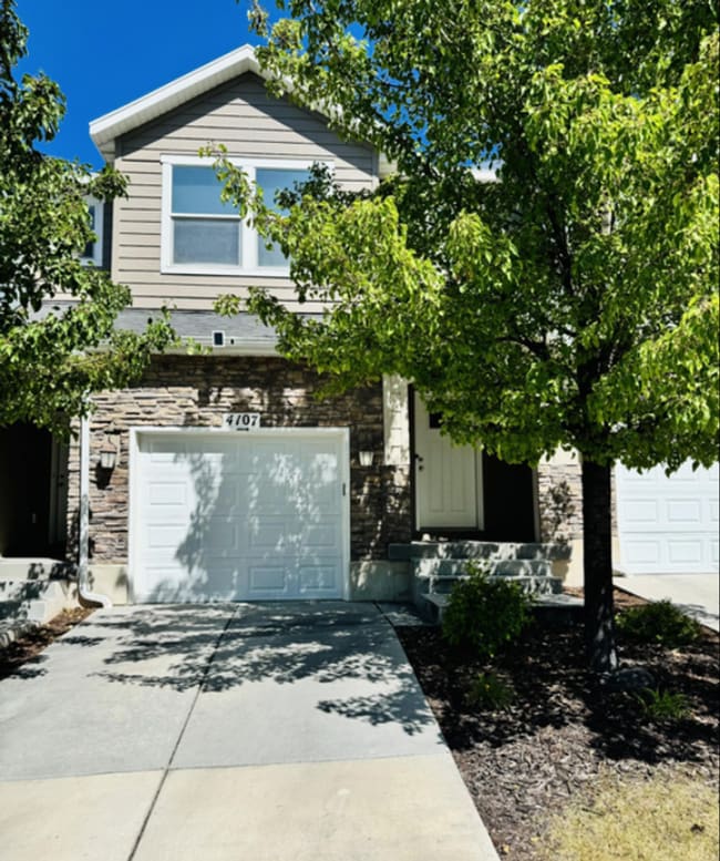 Building Photo - Stylish 3-Bedroom Townhome in Traverse Mou...