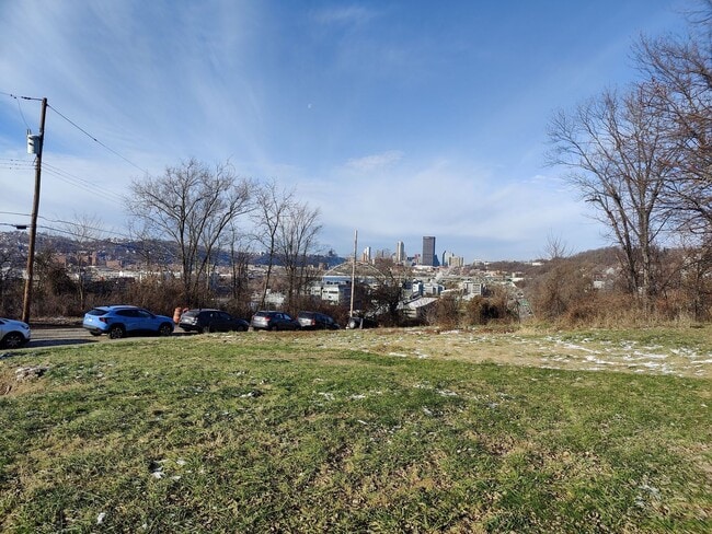 Photo - *Spacious 2BD/1BA Single-Family Home Available in Oakland*