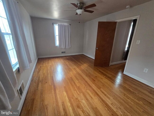 Photo - 7213 Adelphi Rd