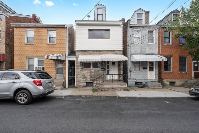 Building Photo - 138 S 17th St Rental