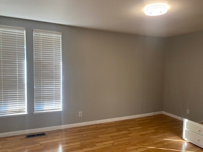 Photo - 5557 Roundtree Terrace