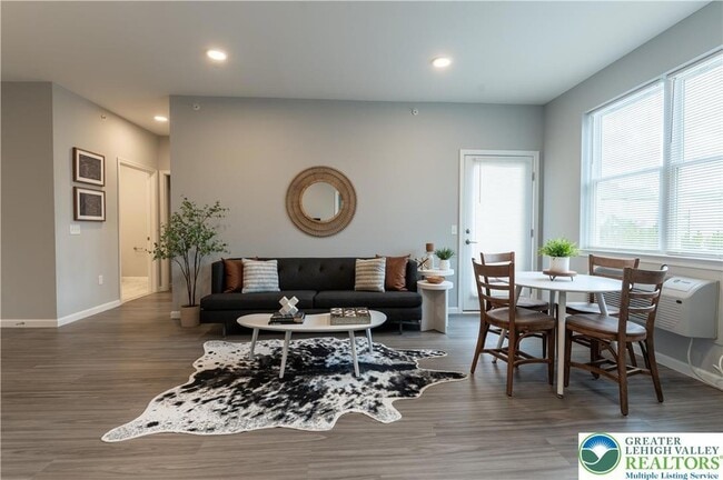 Photo - 948 N Front St