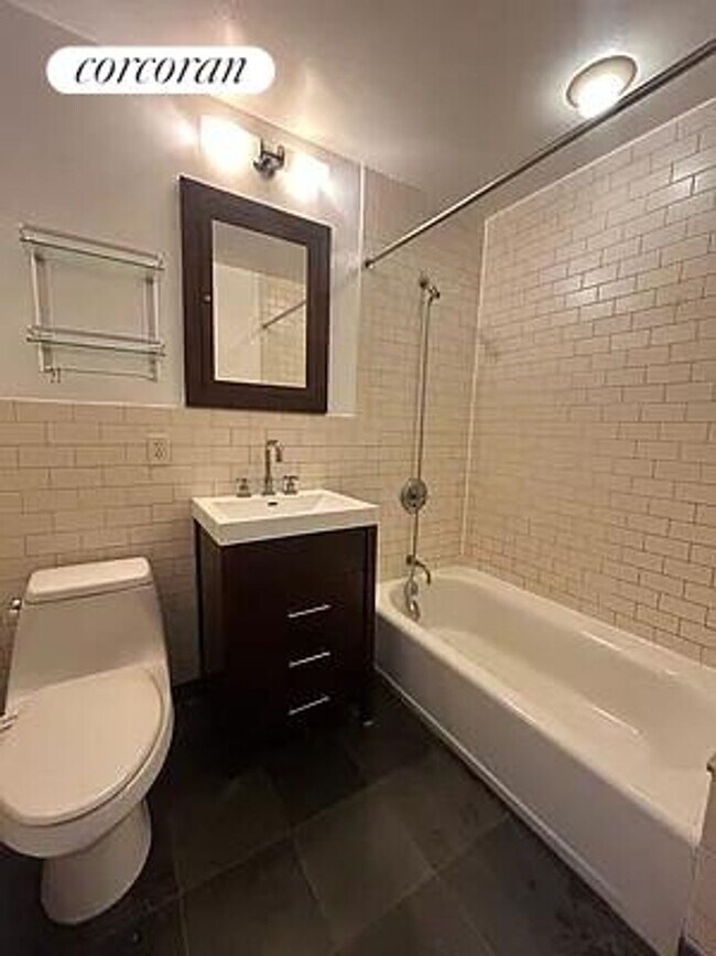 Photo - 327 E 101st St Apartamento