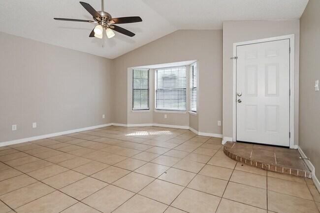 Photo - 1834 Manitoba Ct N