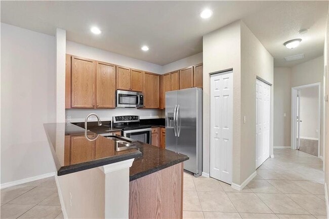 Building Photo - 9065 Plymouth Pl