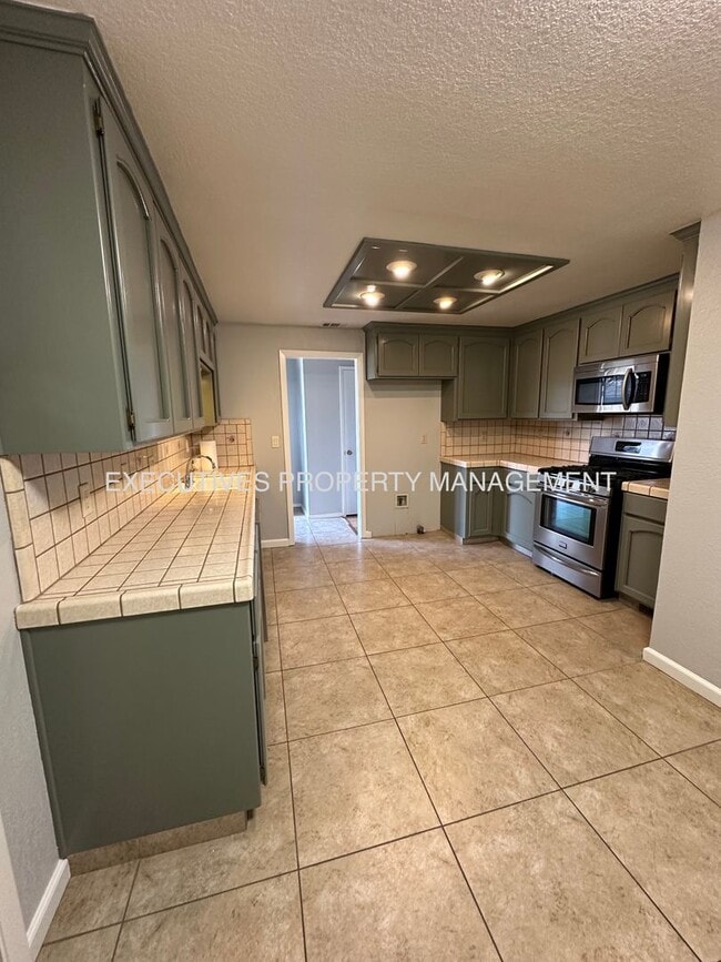 Photo - 3220 Dakota St