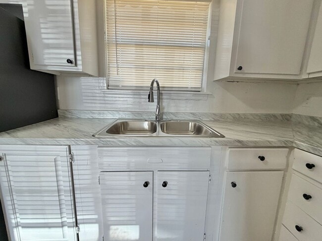 Photo - 3 bed Fresh inside!