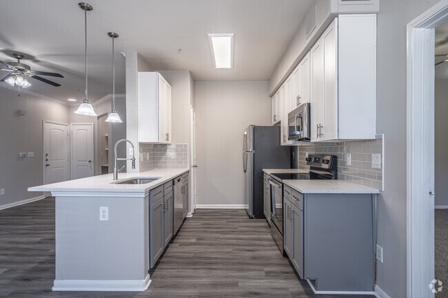 1BR, 1BA - 753SF