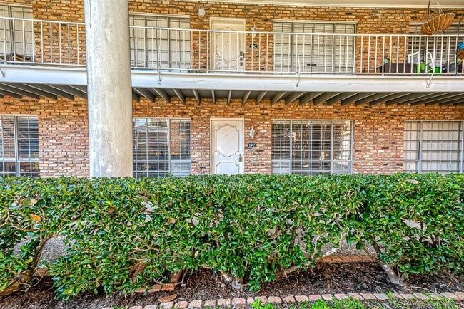 Building Photo - 2101 Fountain View Dr Unit 19