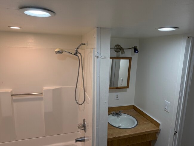 Full Bathroom - 193 E 1st St Unit 3