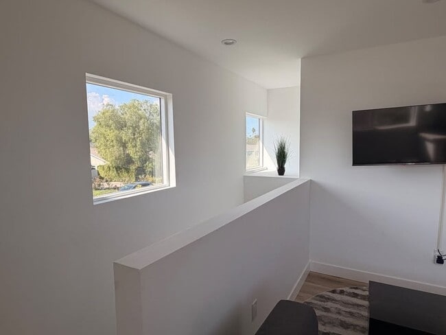 Photo - 6124 Alcove Ave Unidad Sunshine Loft