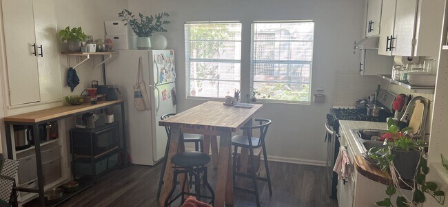 Photo - 1 bed Hyde Park Area home