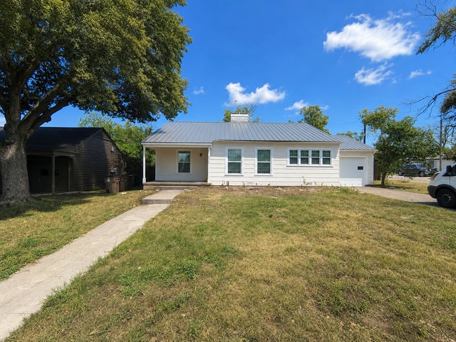Building Photo - 2111 Live Oak St