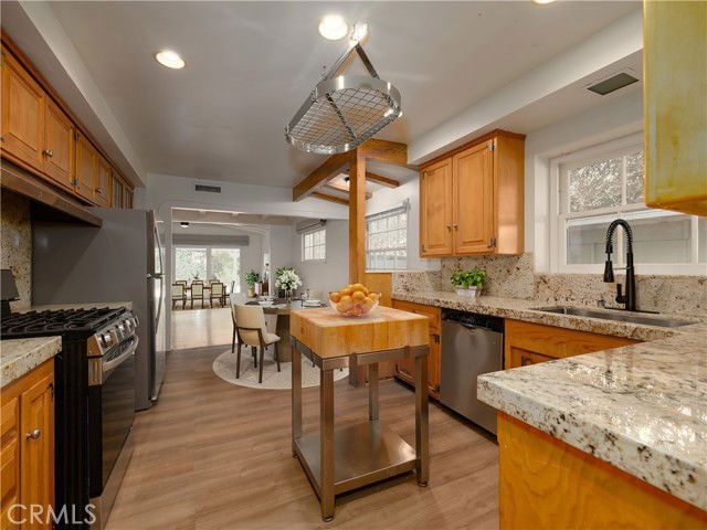 Building Photo - 4539 Hayvenhurst Ave