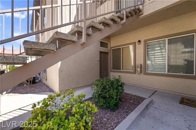 Building Photo - Charming Ground-Floor Condo with Wood Flooring & Modern Comforts!