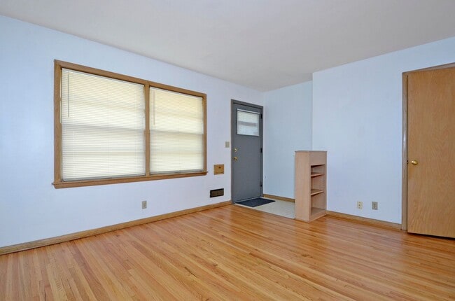 Photo - 4451 Bloomington Ave Unidad 2