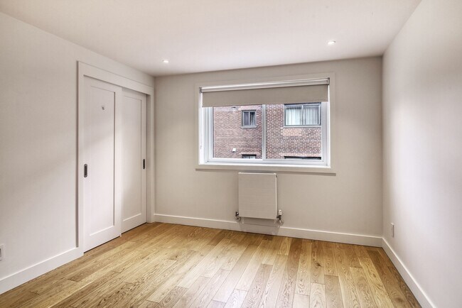 Photo - 4570-4590 Queen-Mary