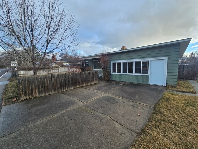 Building Photo - Four Bedroom House Across from Rose Park