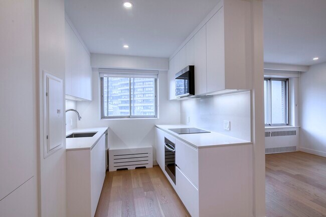 Building Photo - 3555 Chem. de la Côte-des-Neiges Unit 816