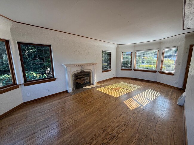Photo - 2466 Montavista Pl W