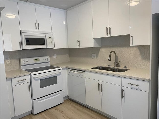 Photo - 235 Lakeview Dr Unit 102