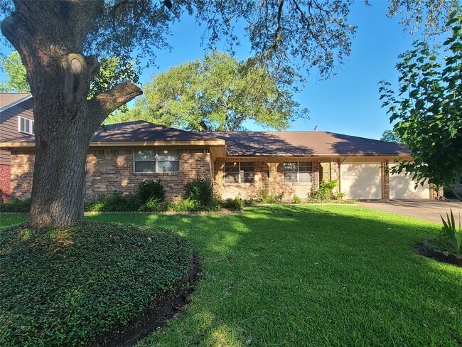 Building Photo - 2212 Locklaine Dr