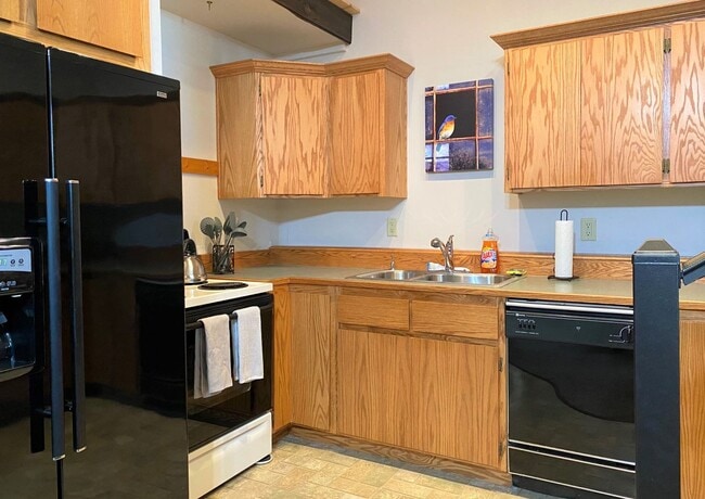 Photo - Spacious 1 bed 1 bath Hamilton home with 1 car garage.
