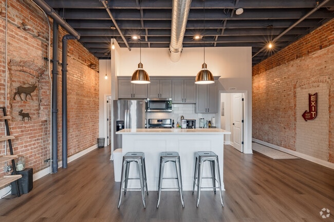 1BR, 1BA - 920SF, Dining Area
