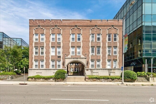 Building Photo - 639 Summer St Unit APT 22
