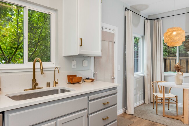 Photo - 1954 Bristol St