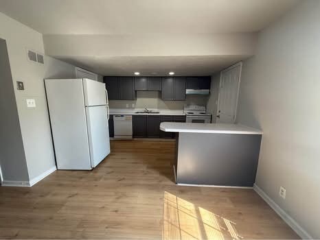 Building Photo - Colonial Square