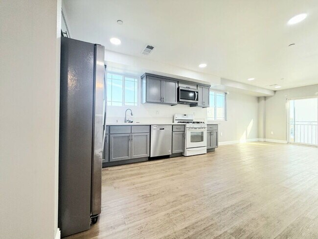 Photo - 1731 E 68th St Unit D