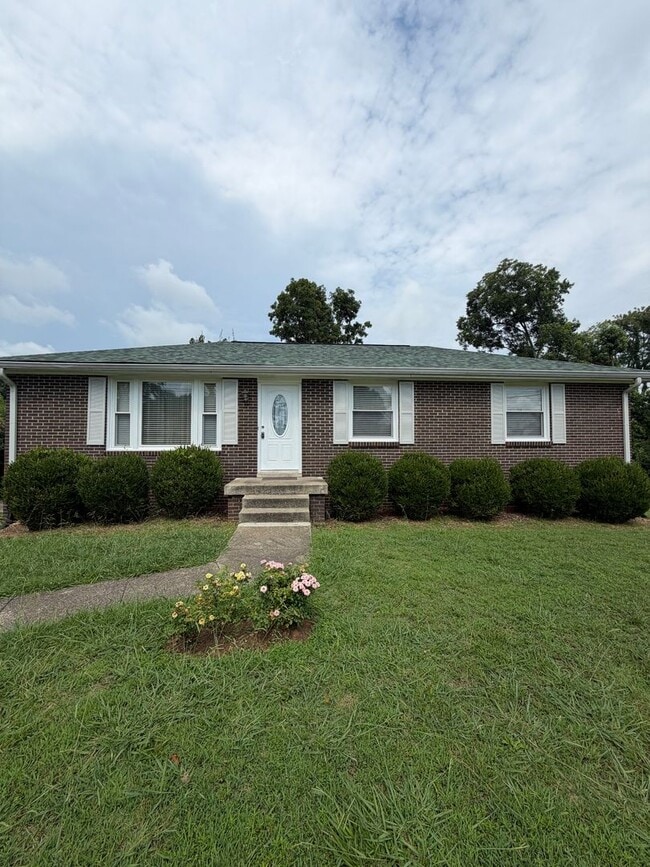 Building Photo - 3 Bedroom 2 Bath Home For Rent in Sango Area!