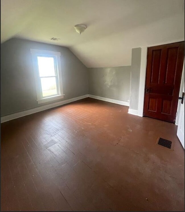 Photo - 3 bed 1 bath close to everything in Dayton!