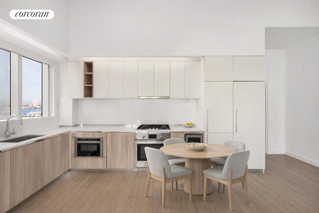 Photo - 555 W 43rd St