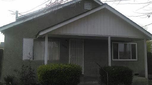 Building Photo - FREE RENT!